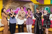 「ドーナツトーク」でシュウペイポーズを決めるぺこぱ（中央）とMC陣。(c)CBC