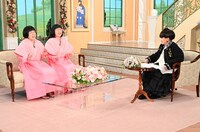 「徹子の部屋」に出演する阿佐ヶ谷姉妹と黒柳徹子。(c)テレビ朝日