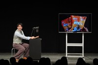 ネタを披露する田津原理音。（写真提供：吉本興業）