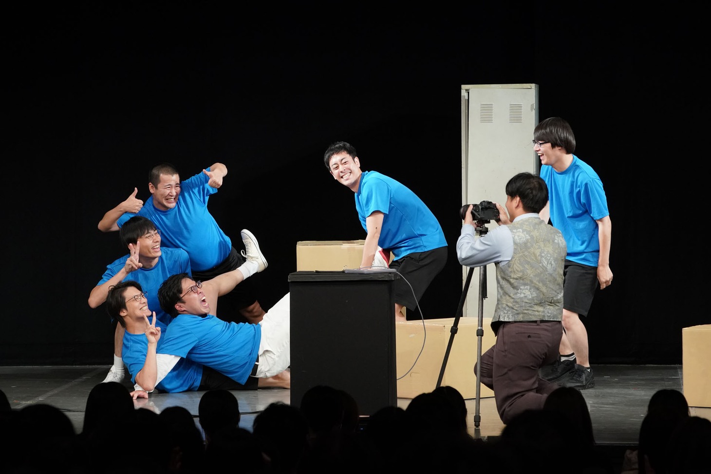 コーナー企画「バレるな！」の様子。最後の1人となったYes!アキトをカメラの前に押し出す一同。（写真提供：吉本興業）