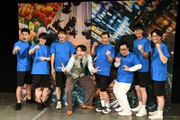 フォトセッションに元気に応じる出演者たち。