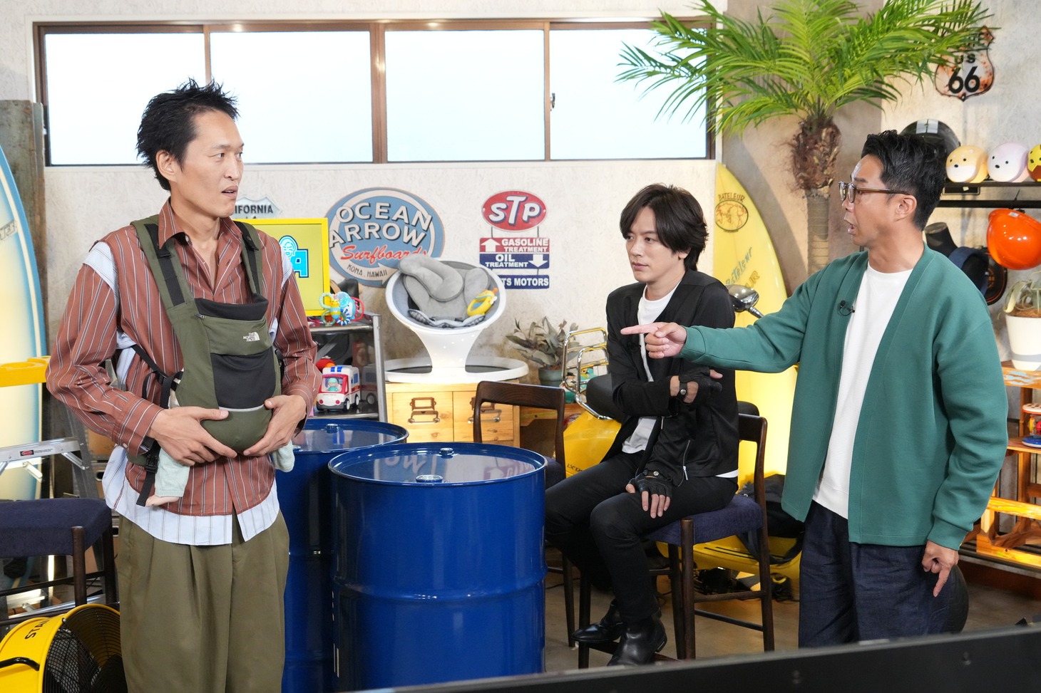 おぎやはぎ矢作（右）が持参した“抱っこひも”を千原ジュニア（左）が体験するワンシーン。(c)中京テレビ