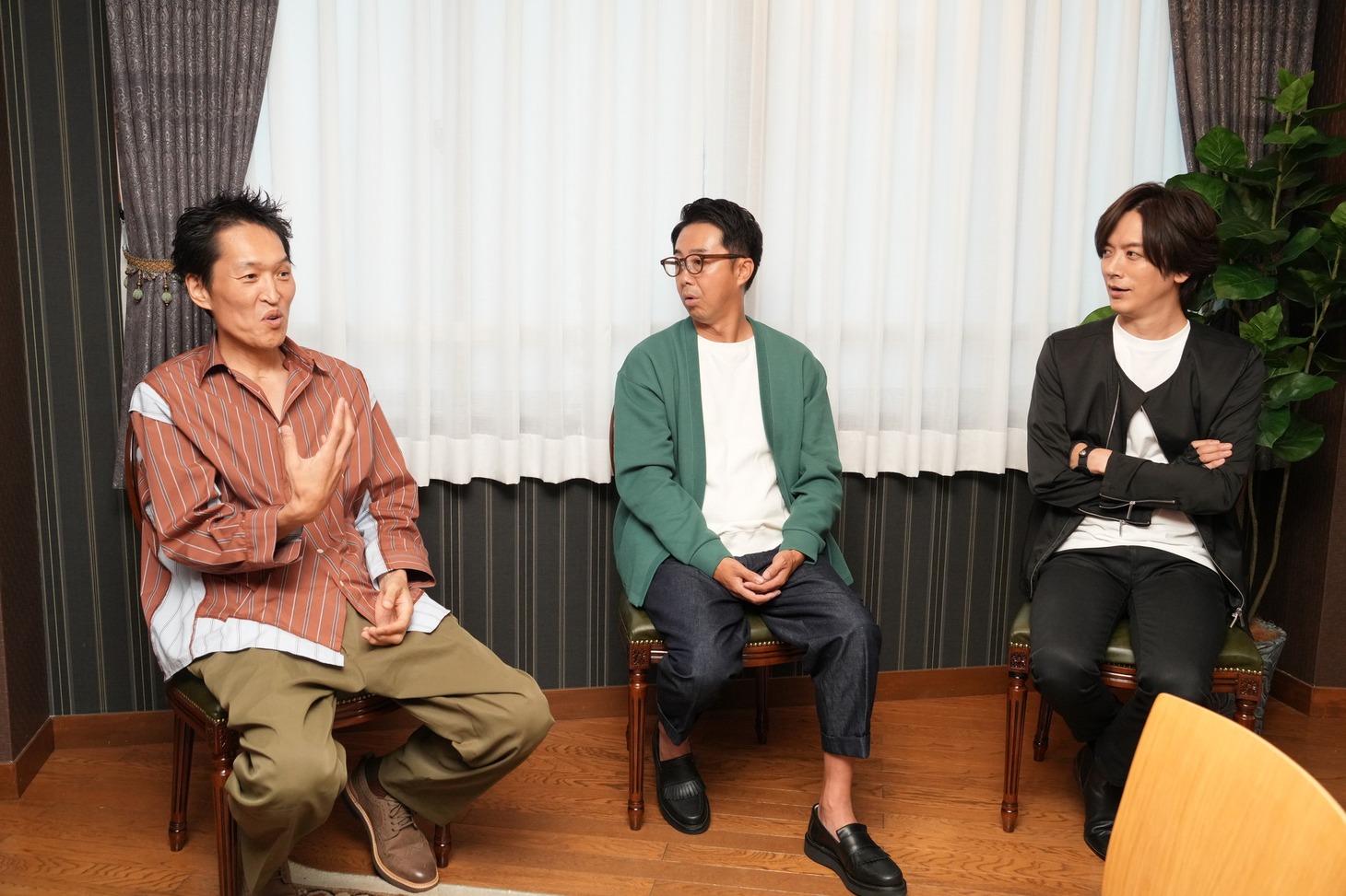 囲み取材に出席する（左から）千原ジュニア、おぎやはぎ矢作、DAIGO。(c)中京テレビ