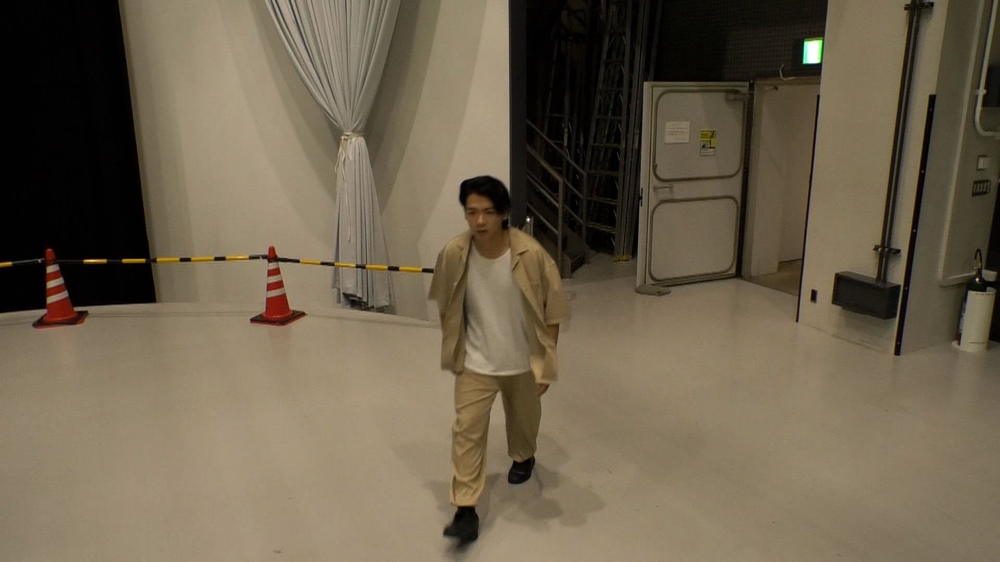 スタジオに入るマヂカルラブリー・野田クリスタル。