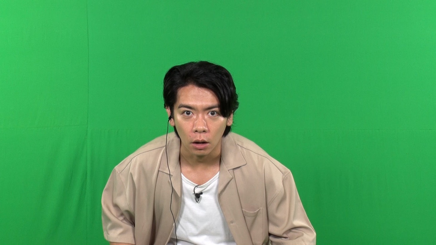 VTRに熱中しているっぽいマヂカルラブリー・野田クリスタル。実際は何も見ていない。