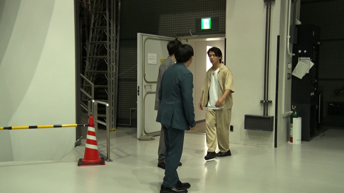 すでに収録を終えたマヂカルラブリー・野田クリスタルを見送るオズワルド。