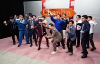 対決する若手軍団とベテラン軍団。