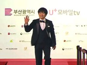 レッドカーペットを歩くバカリズム。(写真提供:日本テレビ)