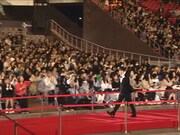 拍手を受けながらレッドカーペットを歩くバカリズム。(写真提供:日本テレビ)