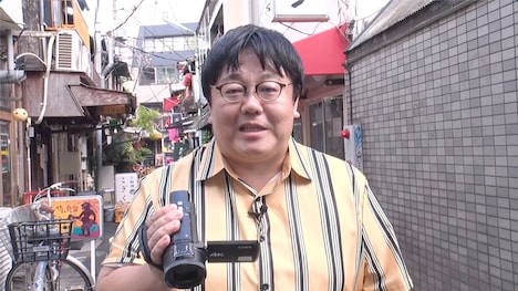 新企画「指が痛くても食べたいグルメ」でロケディレクターを務める痛風持ちのタイムマシーン3号・関。