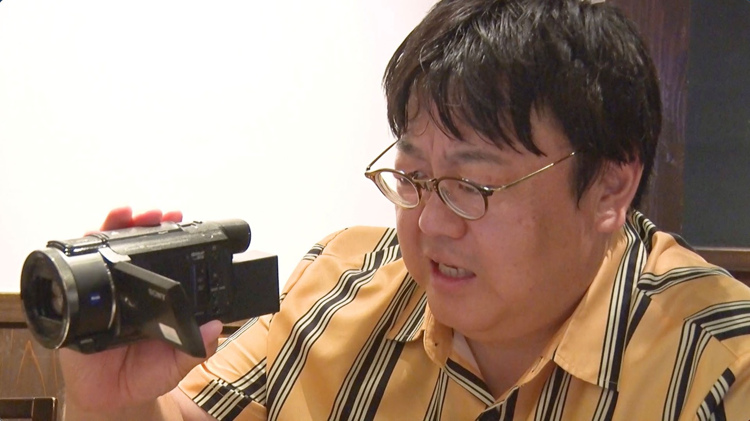 モツ焼き屋を取材する痛風持ちのタイムマシーン3号・関。