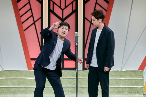 「グランドバトル」でネタを披露するシモリュウ。