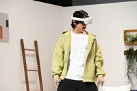 Meta Quest 3でゾンビゲームを体験するマヂカルラブリー・野田クリスタル。