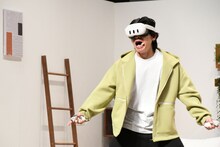 Meta Quest 3でゾンビゲームを体験するマヂカルラブリー・野田クリスタル。