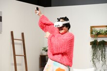 Meta Quest 3でリズムダンスゲームを体験するゆりやんレトリィバァ。