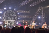 渡辺直美がボーカルとギターを担当した1曲目の様子。