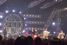 渡辺直美がボーカルとギターを担当した1曲目の様子。