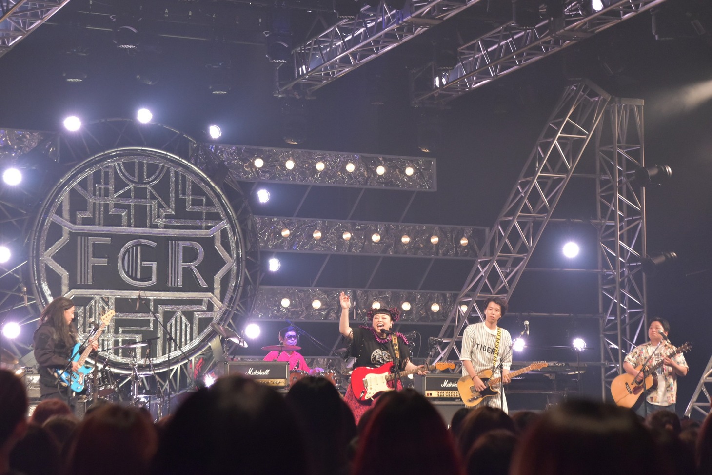 渡辺直美がボーカルとギターを担当した1曲目の様子。