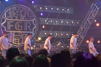 ジェラードンかみちぃ（中央）らのダンスパフォーマンス。