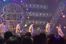 ジェラードンかみちぃ（中央）らのダンスパフォーマンス。