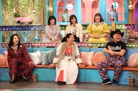 前列左から、ファーストサマーウイカ、いとうあさこ、ハリウッドザコシショウと、3時のヒロイン（後列）。(c)フジテレビ