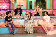 前列左から、ハリウッドザコシショウ、指原莉乃、アンミカ、後列左から、若槻千夏、生見愛瑠。(c)フジテレビ