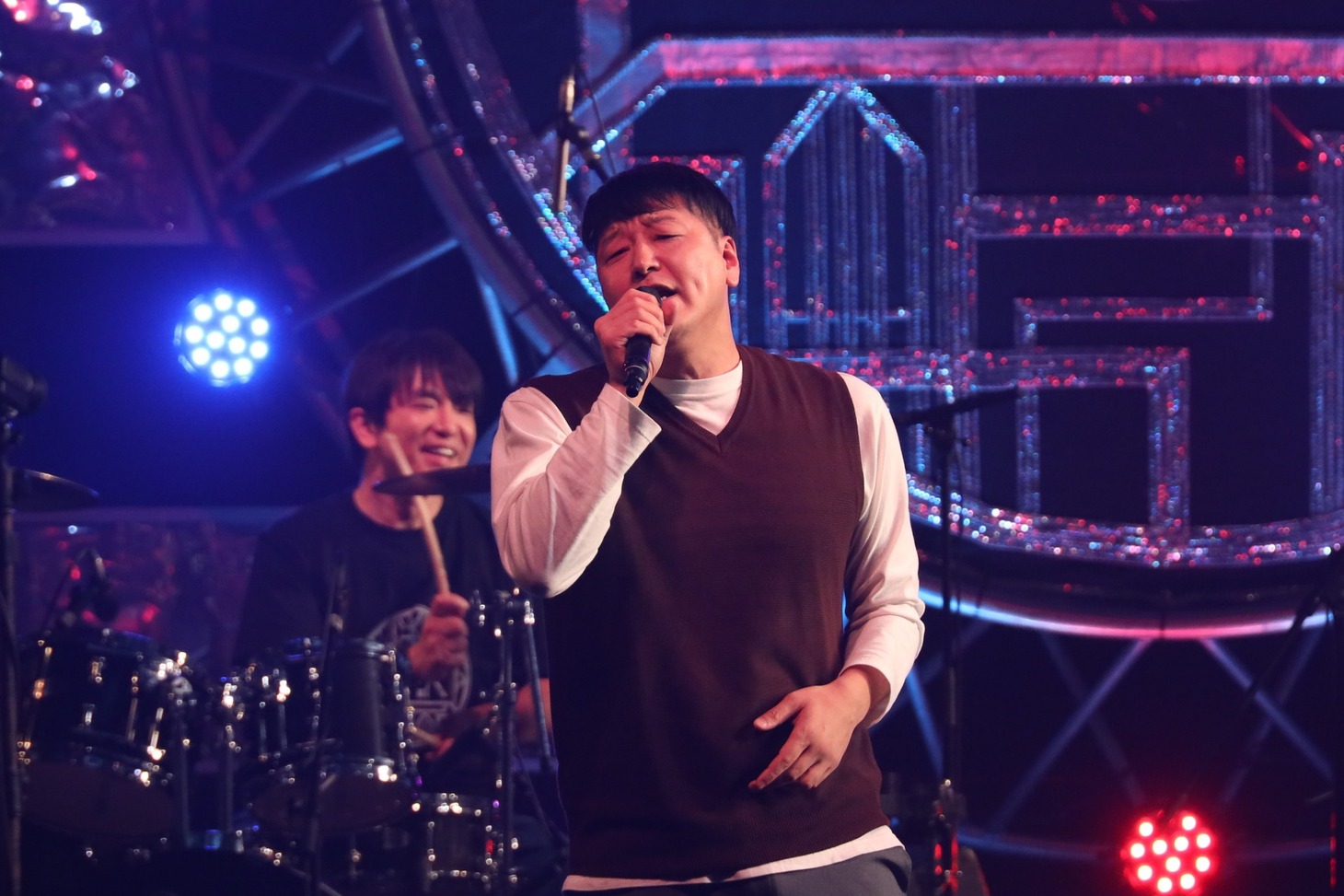 チョコレートプラネット長田。ドラムはよゐこ濱口。(c)フジテレビ