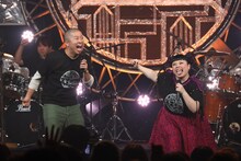 会場を盛り上げてテンションが上がるハライチ澤部と渡辺直美。(c)フジテレビ