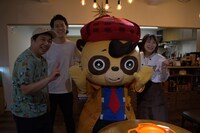 霜降り明星と2メートルのマスコットキャラクター・たぬき探偵ジェリー。