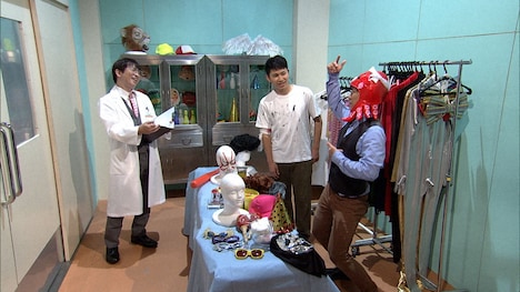 スパイシーガーリックはネタ手術室に入って院長の手ほどきを受ける。