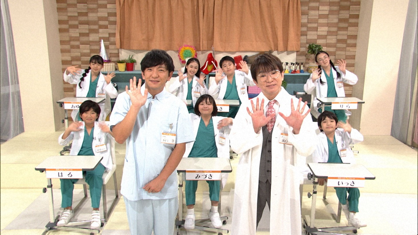 こどもドクターと、院長のよゐこ濱口（右）、看護師のパンサー向井（左）。