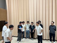 収録後、「次回はミュージカルをやろう」と話す東京03とミキ、ダウ90000。