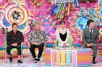 左から、スピードワゴン、井桁弘恵、蛍原徹。(c)テレビ朝日