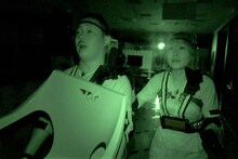 「明るくなったら動くの禁止！暗闇チャレンジ クラピカ」でチームを組む（左から）ザ・マミィ酒井、吉住。(c)TBS