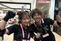 チームを組む（左から）辻希美、杉浦太陽夫妻。(c)TBS