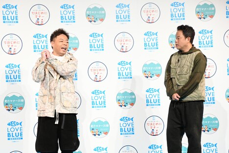 160センチほどの魚を釣り上げたときのことを回想するダイアン・ユースケ(左)。津田(右)は「途中から2人で釣り上げたよな」と話すが、ユースケは「俺のがヒットした」と譲らなかった。