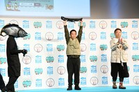 左から“未来から来た釣り人”、ダイアン。