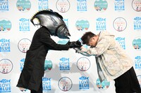 未来から来た釣り人からネーム入りライフジャケットを贈呈されるダイアン・ユースケ。