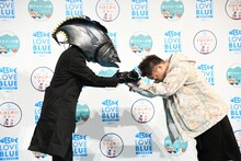 未来から来た釣り人からネーム入りライフジャケットを贈呈されるダイアン・ユースケ。