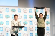 未来から来た釣り人からネーム入りライフジャケットを贈呈されるダイアン。