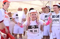 エルフ荒川（中央）ら。(c)TBS