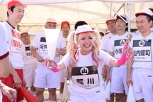 エルフ荒川（中央）ら。(c)TBS