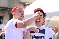 トム・ブラウンみちおからアイアンクローを食らうかまいたち山内。(c)TBS