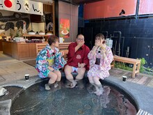 ネルソンズ和田まんじゅう（中央）と鈴木奈々（左）、宮瀬なこ（右）。