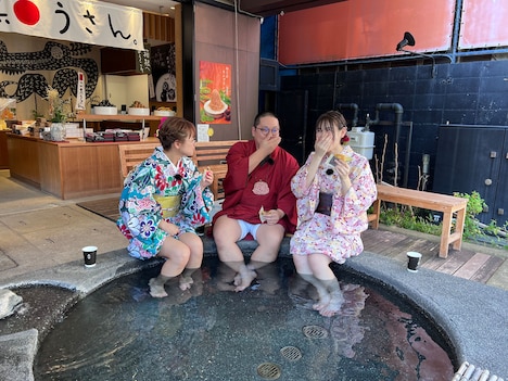 ネルソンズ和田まんじゅう（中央）と鈴木奈々（左）、宮瀬なこ（右）。