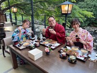 ネルソンズ和田まんじゅう（中央）と鈴木奈々（左）、宮瀬なこ（右）。