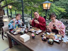 ネルソンズ和田まんじゅう（中央）と鈴木奈々（左）、宮瀬なこ（右）。