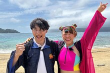 「脱出島」でタッグを組む（左から）伊沢拓司、フワちゃん。(c)TBS