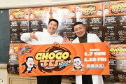 囲み取材に登場したチョコレートプラネット。