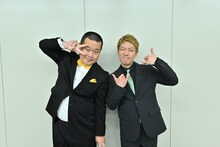 「ジョンソン」シャッフルインタビューに臨んだ（左から）モグライダーともしげ、ニューヨーク嶋佐。(c)TBS